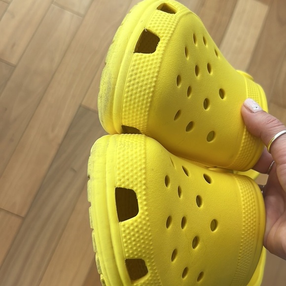 CROCS Classic Clog UNISEX in Lemon 🍋 - Picture 7 of 9